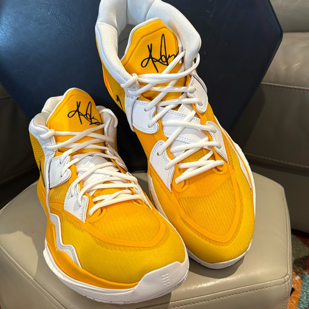 Nike Kyrie Infinity TB University Gold 2022 NWOT